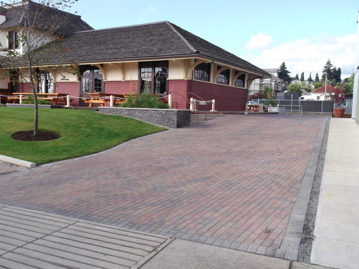 commercial paving stone driveway
